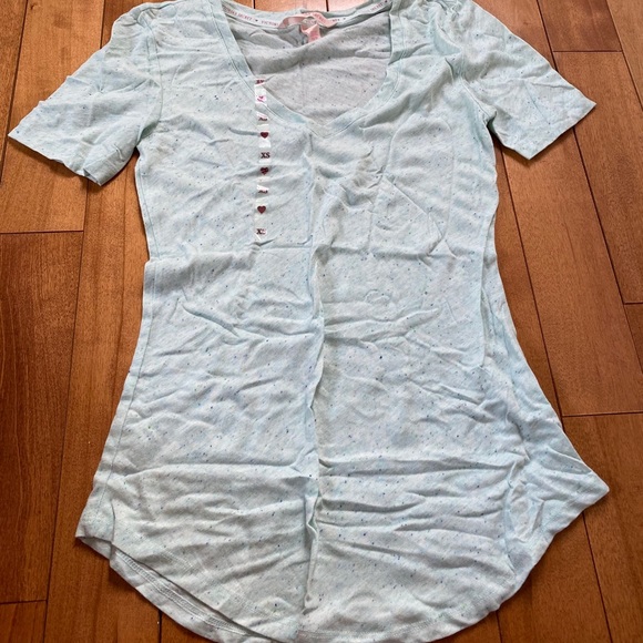 Victoria's Secret Tops - VICTORIA SECRET New V Neck Speckled T Shirt